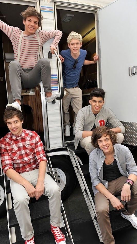 louis is literally using liam’s head to rest his foot