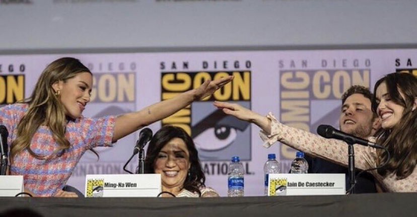 elizabeth being everyone’s best friend: a thread <33