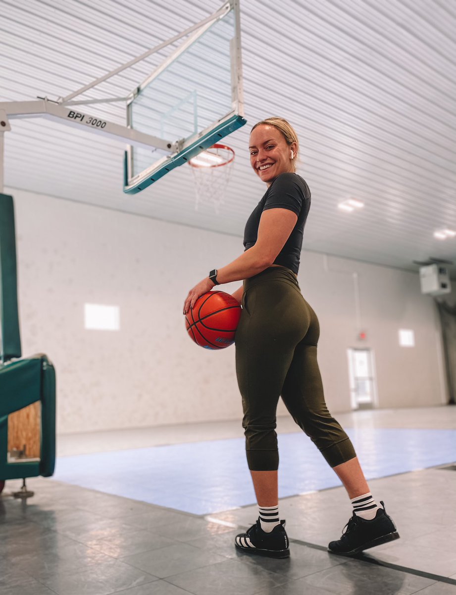 danie_alexa_'s tweet image. My first true love. ⛹️‍♀️🏀 #fasthands #pointguard #backtomyroots