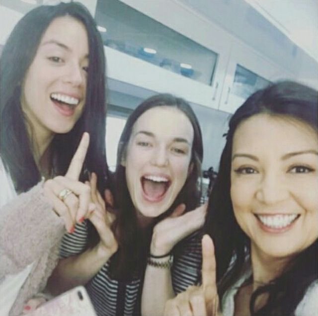 elizabeth being everyone’s best friend: a thread <33