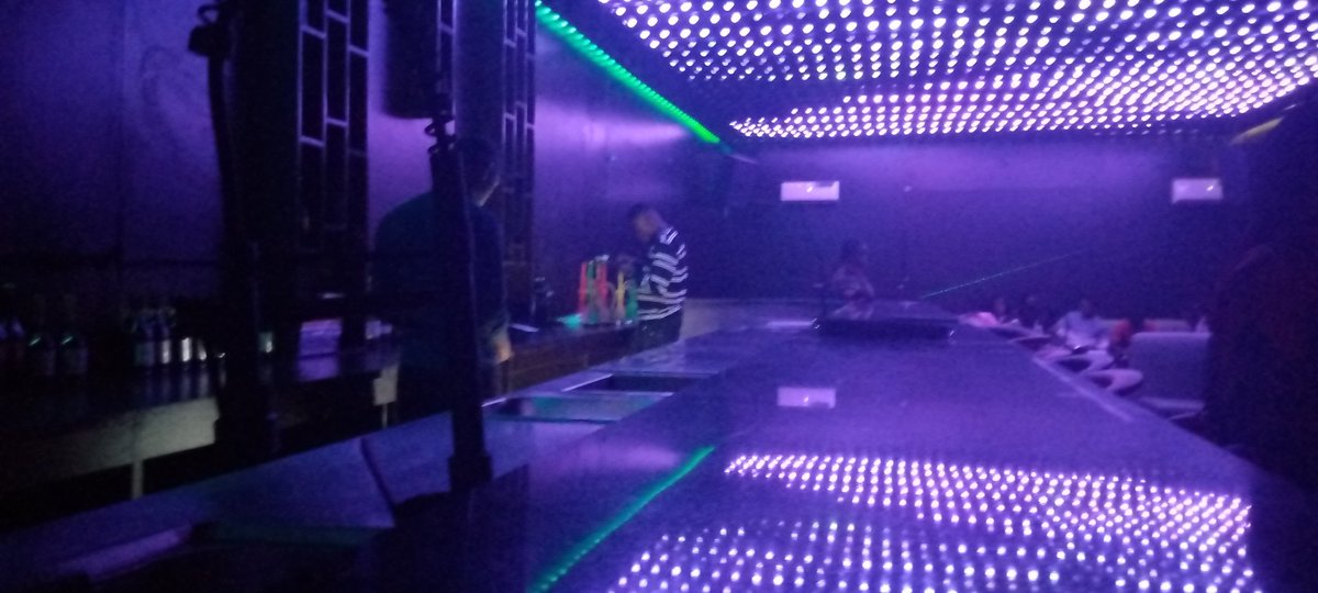 olaniranfaith's tweet photo. My bro @DJBUSFAS is here love @Trybze_. Club blasting at the moment. https://t.co/PcAqnkNNGt
