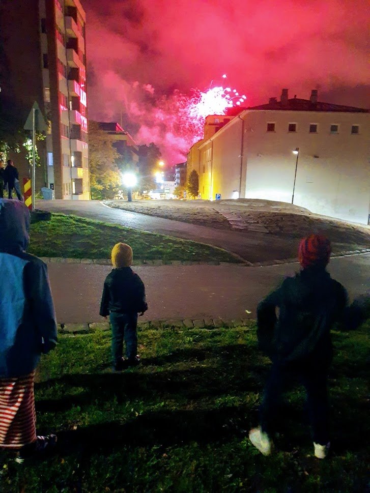 Sep 20. Turku Day. An outdoor bath duck race we might have gone to see was cancelled to avoid crowds. I get it. But indoor choir performances weren't cancelled.  We watched the fireworks. I was happy with this pic until I noticed there are tiny people standing on my kid's head.