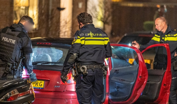 Politie pakt 32-jarige man op in Alblasserdam ‘na tonen vuurwapen bij verkeersruzie' - ..