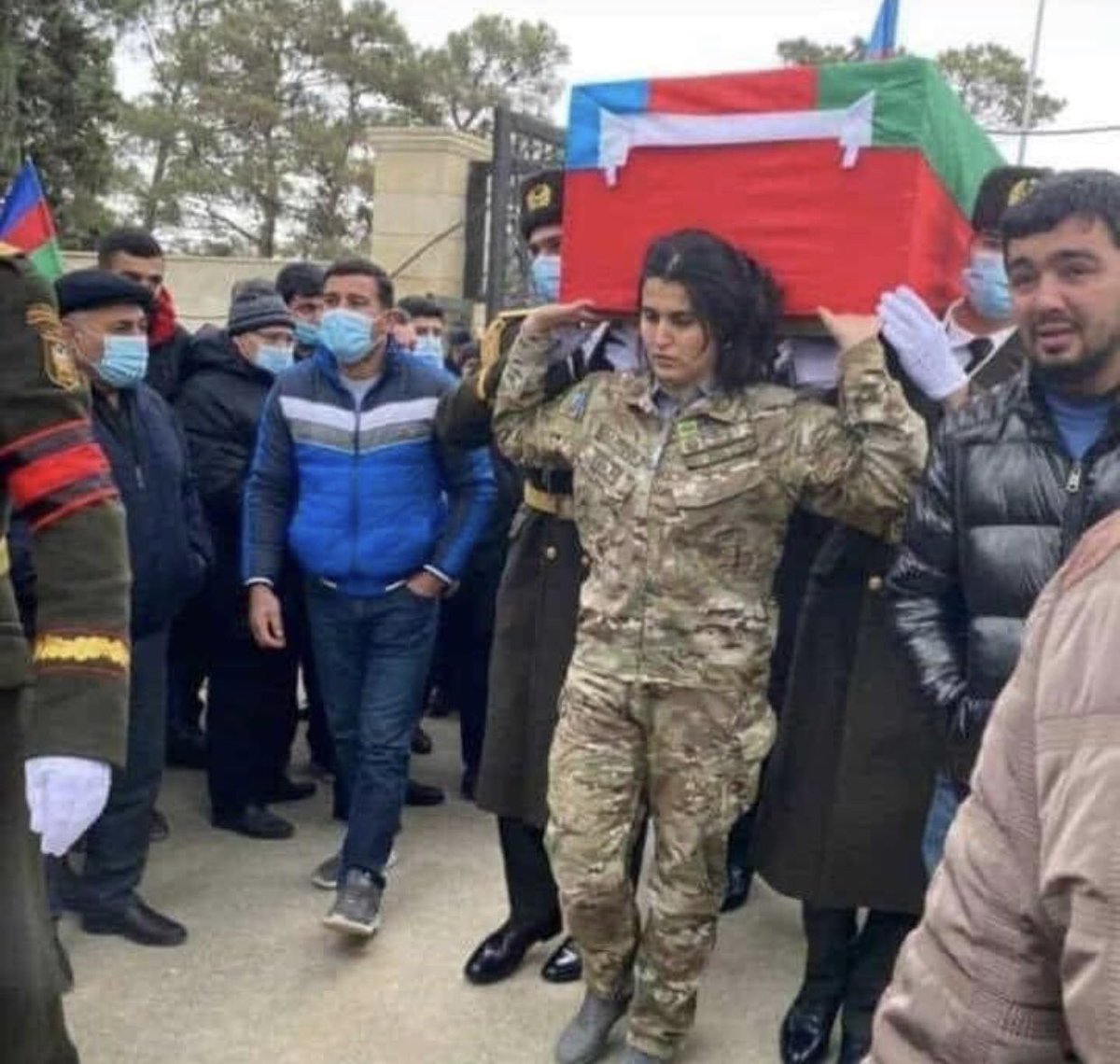 ShirinJafarli's tweet photo. Vətən müharibəsində qardaşı (Elton Qənbərli) və həyat yoldaşı (Adil İbrahimli) Şəhid olan Nargül xanım:
“Eltonun qəbrinə ilk torpağı özüm atdım sonra elə hadisə baş verdi ki, getdim Adilimi də özüm gətirdim,çiynimdə özüm apardım. 4-5 gündür müqayisə edirəm ki,+++ https://t.co/KbKIbjZ9Ed