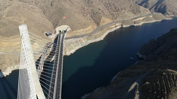 #DurmakYokYolaDevam
16 ili birbirine bağlayan 660 metre uzunluğundaki  Kömürhan Köprüsü ve bağlantı tüneli ile yol yapımı tamamlandı. Cumhurbaşkanı Recep Tayyip Erdoğan'ın katılımıyla açıldı. Cumhurbaşkanı Erdoğan, köprü ile Fırat'taki can kayıplarının da azalacağını söyledi.👍