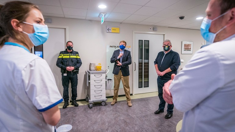 Marijkeblond's tweet image. Hoorde net dat deze spontane actie al dagen voorbereid werd en dat de afdeling totaal stil moest liggen en er werd geen zorg verleend tijdens het bezoek. Ook dit was weer voor de bühne.  Lekker in de weg lopen.