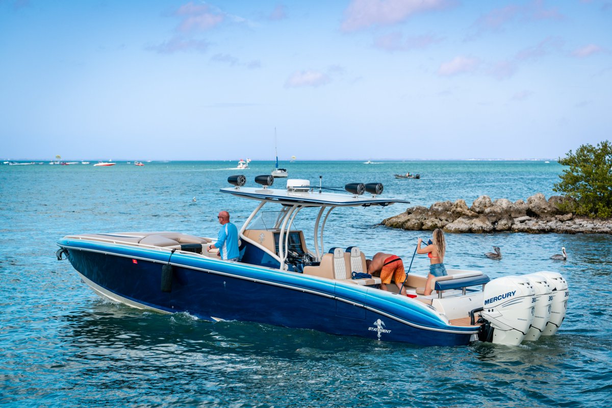 PhotoBonobo's tweet photo. Got some nice shots yesterday at the 2021 Joey Gratton Fun Run. Now all I need is a helicopter and a chase boat to catch some full-throttle action. 😂

#joeygrattonfunrun #Sarasota #powerboats #funrun #Florida #offshore https://t.co/PQKS8k6z4o