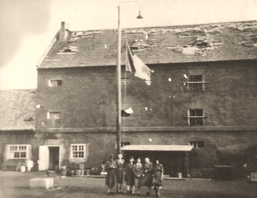 Nous étions là, 6 ou 7 françaises entourées de l’affection de nos compagnes en meilleur état. Mais les prisonniers français nous dissuadèrent de rester là car il était nécessaire qu’il y eût une garde au camp et il fallait laisser la pièce libre.