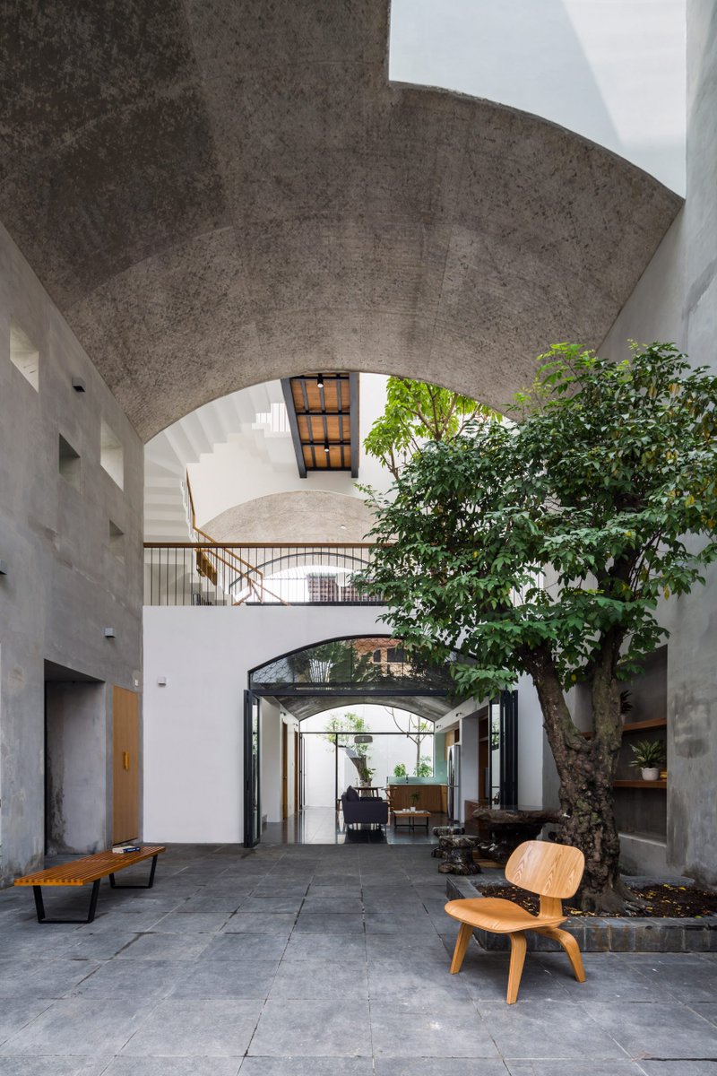 dezeen's tweet image. Sanuki Daisuke Architects has created &quot;outdoor rooms&quot; in this home in Vietnam to make up for a lack of garden space: at.dezeen.com/30P2G9Z