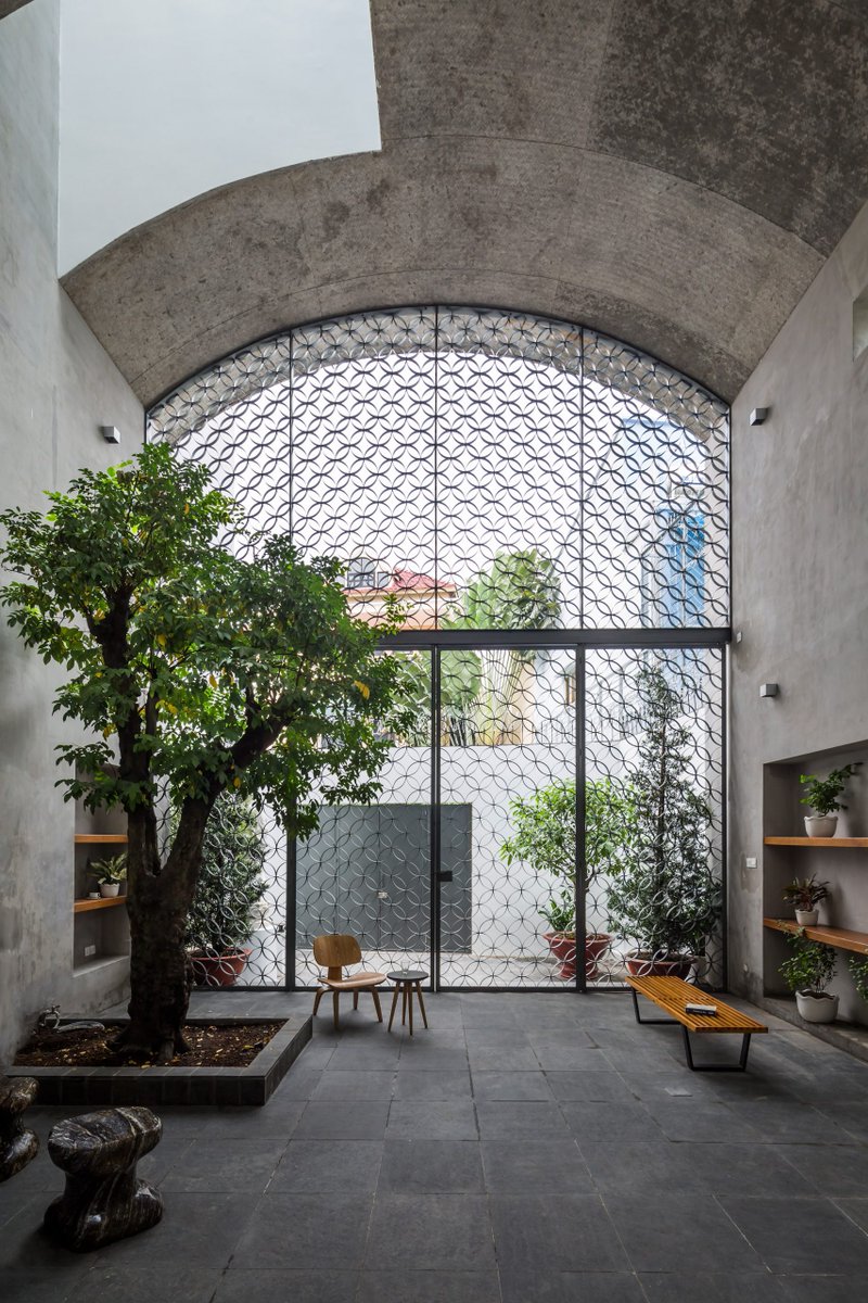 dezeen's tweet image. Sanuki Daisuke Architects has created &quot;outdoor rooms&quot; in this home in Vietnam to make up for a lack of garden space: at.dezeen.com/30P2G9Z