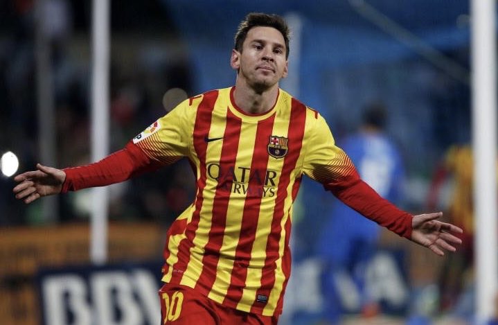 USCatanzaro1929's tweet photo. Leo, ma lo sai che questi colori ti donano proprio? 😄 #Messi https://t.co/UDxdOq6Q4A