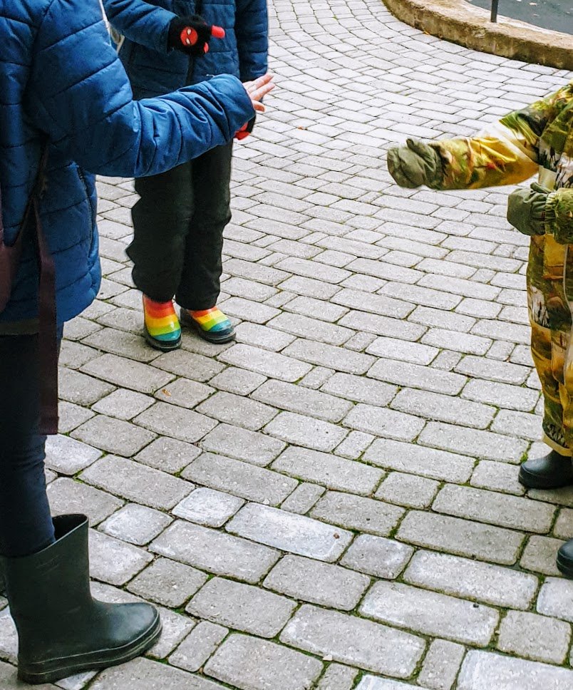 October was calm for us. School, daycare, work, home, park etc. No symptoms, tests or quarantines. So here's just a photo of my kids playing. The youngest, in a competitive age, is wearing mittens and saying if it's a rock, paper or scissors. A winning technique.