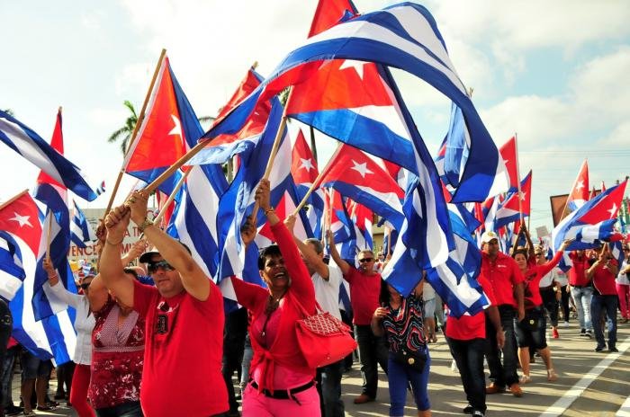 ¿Cómo te lo explico yanqui rabioso? En Cuba🇨🇺 no se rinde nadie. 
Mi #IslaBella seguirá al pie del combate y el pueblo cubano no le fallará a su #Revolución.
Somos #CubaViva y al que no le guste, que se mude de cuadra.
#DeZurdaTeam🤝
#SacaTuBanderaXLaRevolución