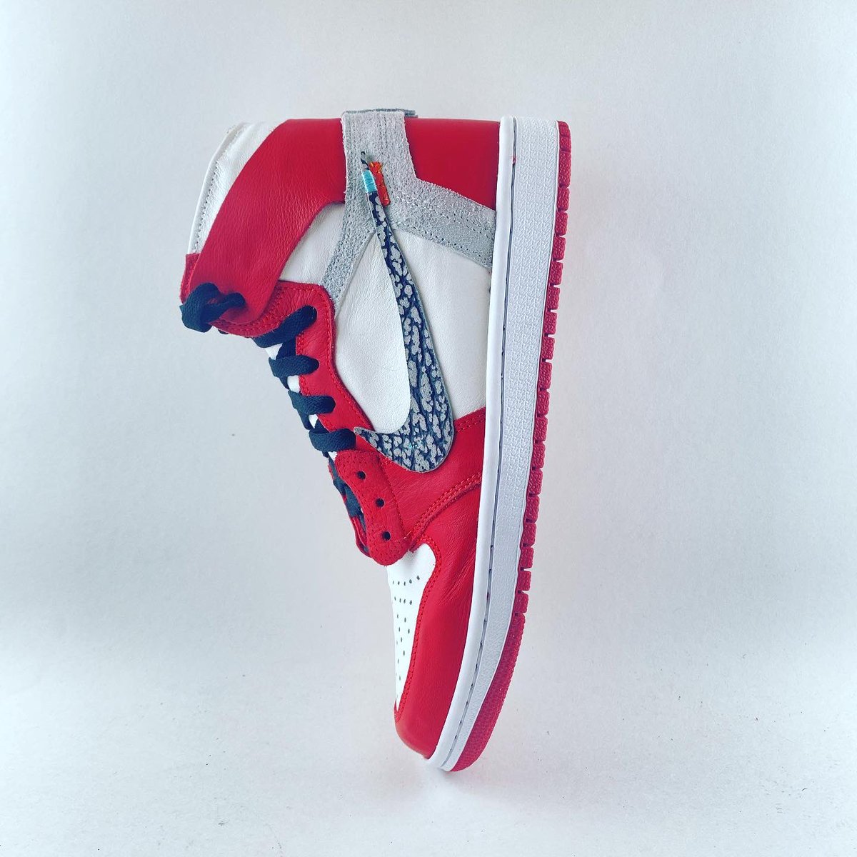 collier41fb's tweet photo. Another Hand Crafted pair of Jordans Off White 1’s https://t.co/mOlYJx4PQb https://t.co/EXc1HEHxiP