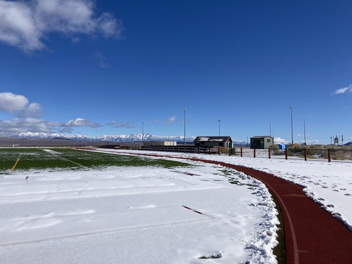ASerenyi's tweet photo. Rounded out 2020 with my 1st run on Mammoth's (snowy!) track and my highest annual mileage, then kicked off 2021 speeding through @DeenaKastor's #LetYourMindRun. Feeling inspired, and grateful to the person who cleared Lane 1! #lovewhereyoulive https://t.co/ffJJVfjKRM