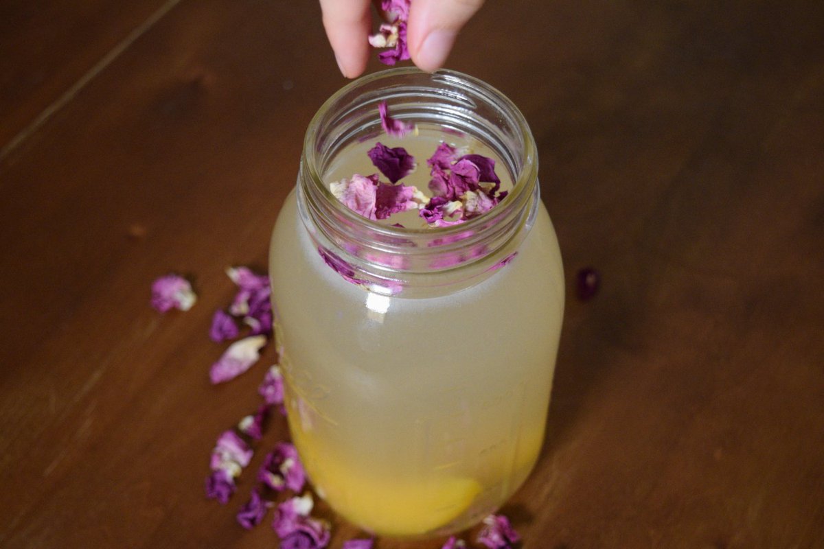 😀 Not only is Water Kefir is super easy to make but It is also a probiotic drink and tastes similar to Kombucha just a little milder. 😍 After a few brews, it becomes fizzy and sparkly!

Learn how to make your own here 👉 smll.ink/BrewWaterKefir