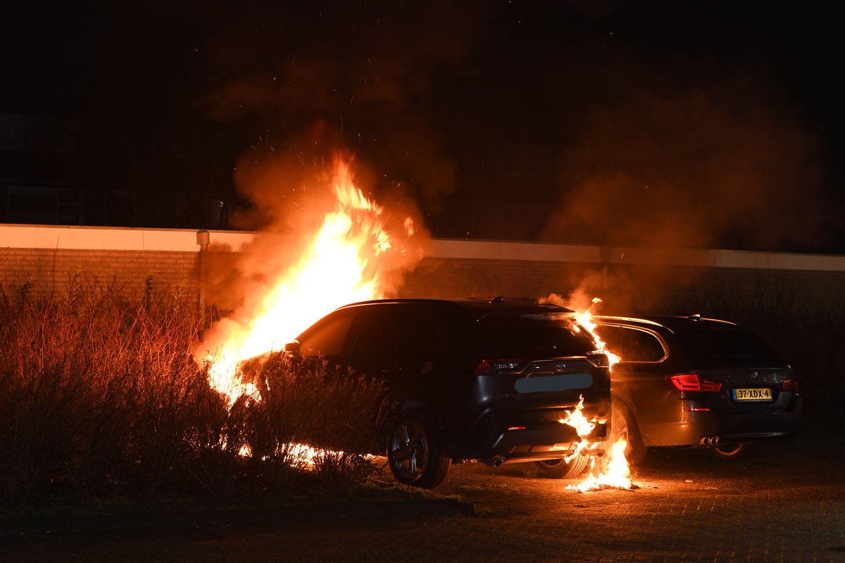 Op de #Hobbemastraat in #Woerden is vannacht een auto in vlammen opgegaan. Het betreft een hybride auto wat extra gevaren met zich mee brengt. <a href="/Brw_Wrd/">Brandweer Woerden</a> heeft de brand geblust. Auto is in september 2020 nieuw gekocht. De politie doet onderzoek naar de oorzaak.