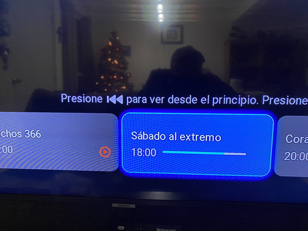 Mi reflejo es lo único que veo en la pantalla en negro de <a href="/Megacable/">Megacable</a> #peroesosimevanacobrar <a href="/AyudaMegacable/">Mega Ayuda</a>