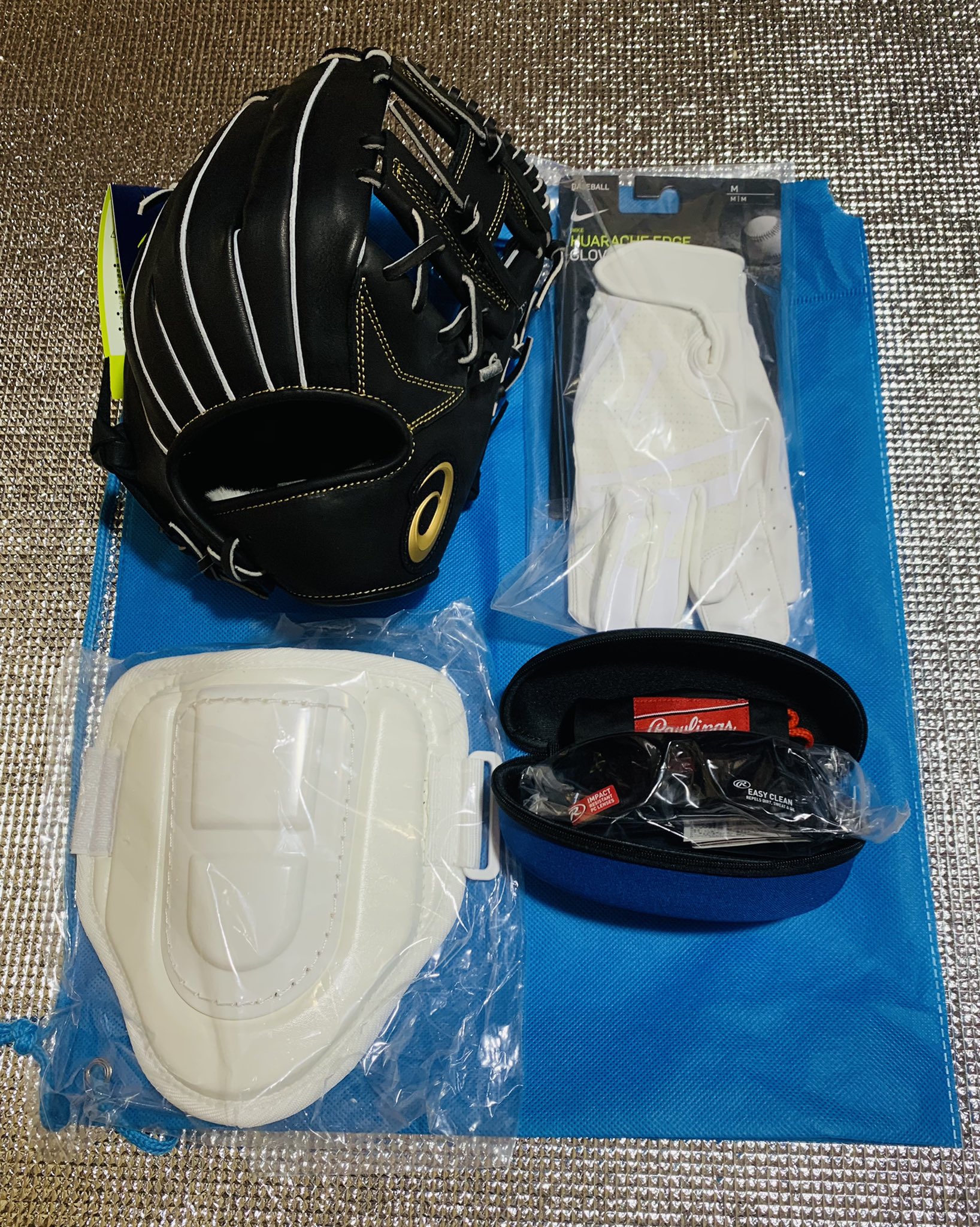 Junta On Twitter ベースマンの福袋 18000円 硬式グローブ Asics バッティンググローブ Nike サングラス ローリングス エルボー Zett ボール型オイルセット 硬式グローブも入ってこの価格 Https T Co Tusn8nbjxu Twitter