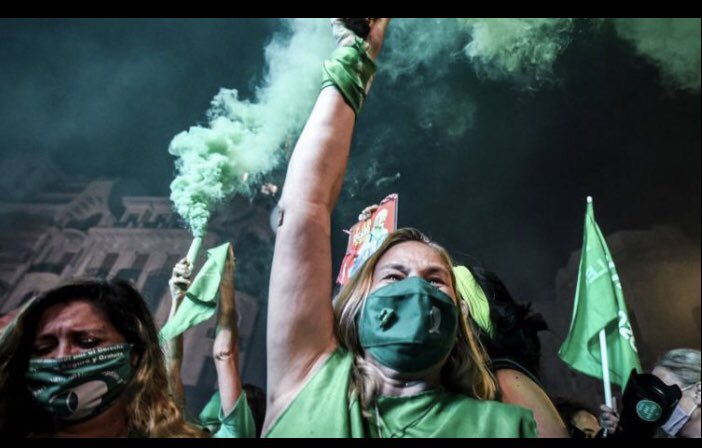 CHRQ's tweet photo. Enardecidas(lo pongo en femenino xq solo mujeres veo en estas fotos),por la despenalización del aborto. Extraña especie es la humana:algun@s se apasionan por la muerte y otr@s luchan con los dientes por preservar la vida... https://t.co/FQtfMvYZbI