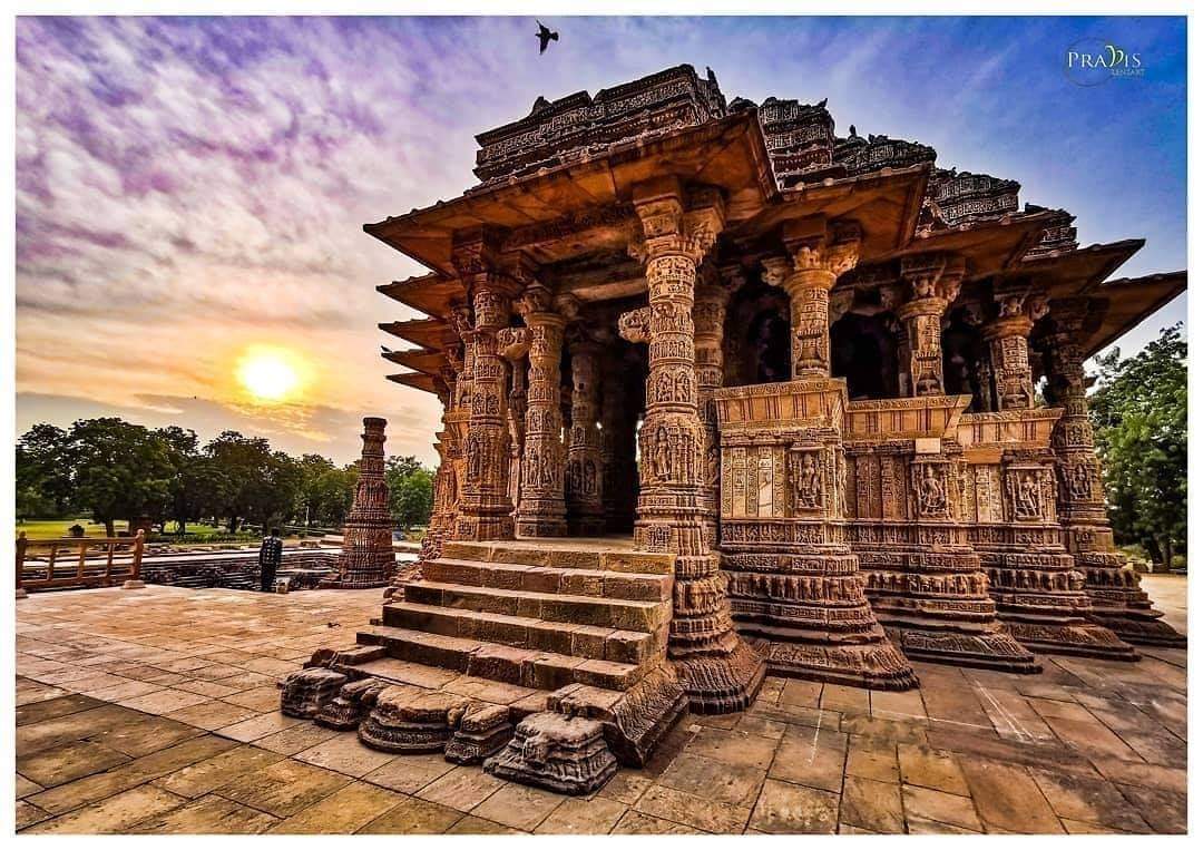  #ThreadTemples dedicated to Surya Dev were some of the strongest Central places of worshipThey were also amongst some of the worst hit ones during invasionsWhy?Because when you hit a person's belief you can conquer easily. @LostTemple7