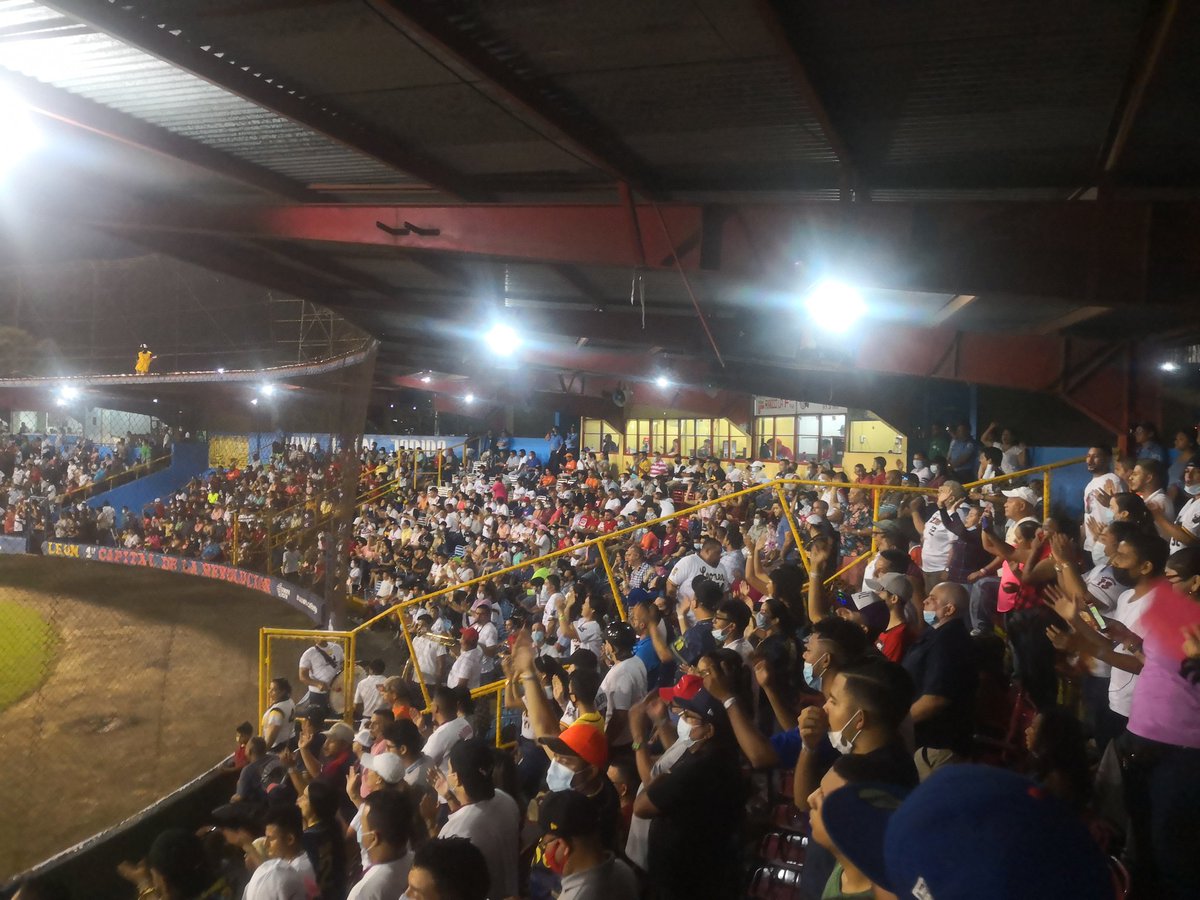 Así estuvo el estadio Héroes y Mártires de Septiembre en el juego de los Leones de León 🦁 vs Tren del Norte 🚂 de la #LBPN

La Paz y la Felicidad del pueblo no tienen precio 🕊️⚾

#LeónRevolución
#2021AñoDeLaVictoria
#LaPazEsFelicidad
#Nicaragua