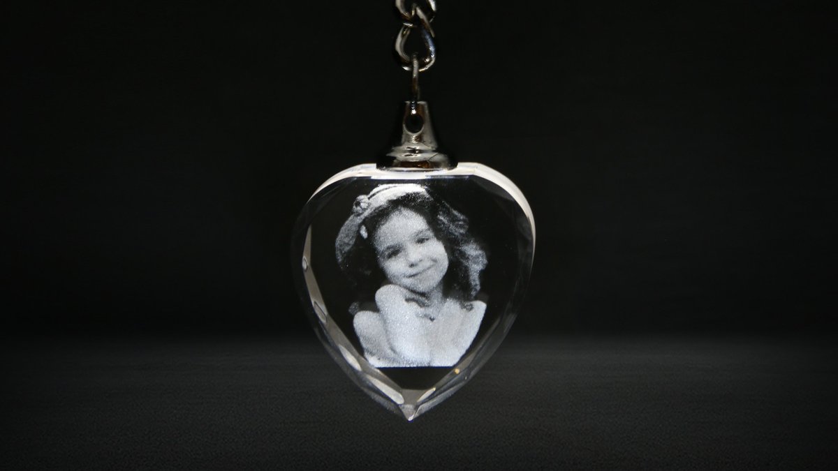 3DCRYSTALMAGIC's tweet image. 3d picture glass glass etching 3d birthday 3d image #2dkeychain #3dglasspicture #3dglassengraving #birthdaygiftspicture #3dlaseretching
