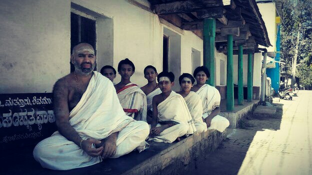 desi_thug1's tweet image. Mattur: Sanskrit village of Bharat !

Glimpse of ancient bharat in modern time, whole mattur village communicate in fluent sanskrit, objective to keep alive the ancient language, young boys are taught vedas from the age of 10 at school along with english, ancient traditional art