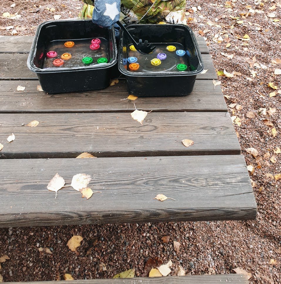 October. We found an awesome daycare for our youngest. 3 hours / day, completely outside (+ outhouse). The teacher told me that during her years working there she has never been sick, unlike at her previous kindergarten job.Activity in the pic: pasta spoon & smoothie bag caps.