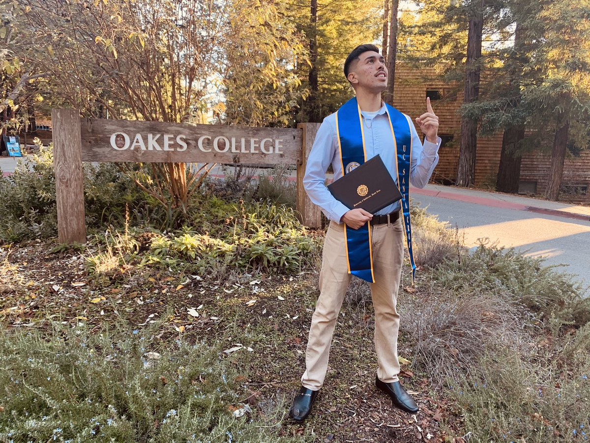 disidrobruh's tweet photo. I took my grad pics 6 months after I graduated so you can only imagine how much I procrastinated during college 😅 https://t.co/DmYpvNkIuS