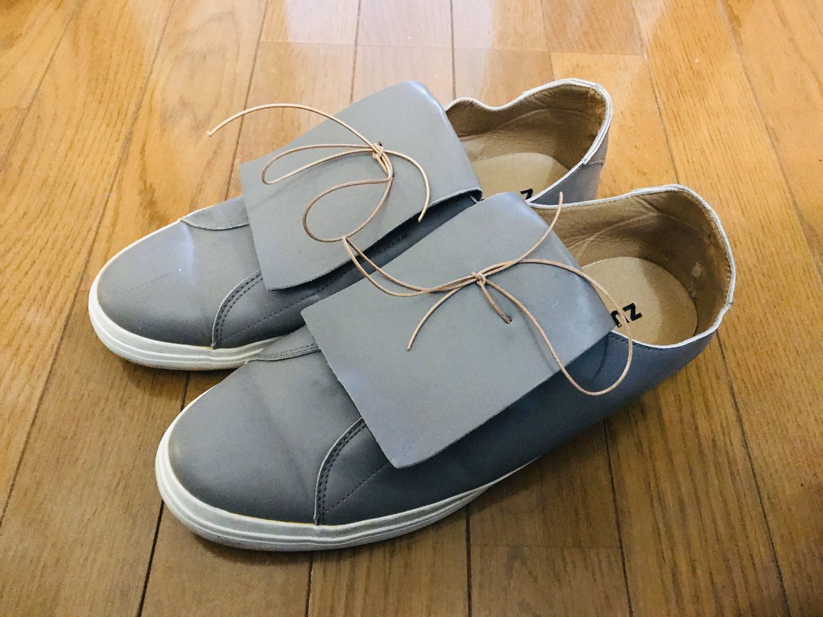 「靴を磨いて、新しい革紐に交換した。ズッカの脱構築的スニーカー。フランク・ゲーリー」|ナカムラクニオ Kunio Nakamuraのイラスト