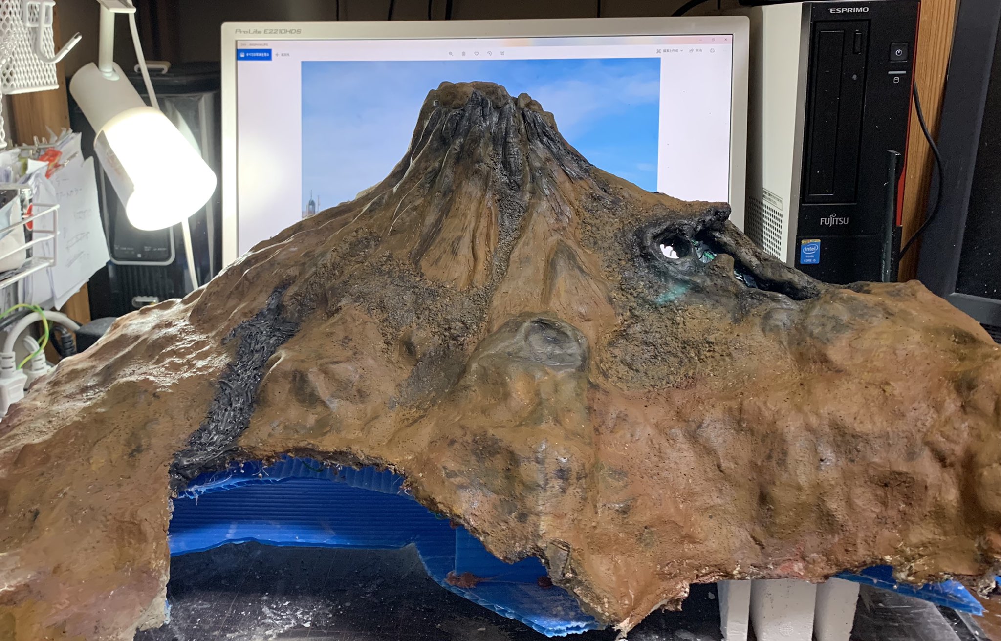 Imagination ベット下のディズニーシー プロメテウス火山を改良 火口にはledや加湿器を内蔵し噴火もします 溶岩はグルーガンを塗装し再現しました 自宅でディズニーを再現 ベット下のディズニーシー おうちディズニー Homemadedisney T Co