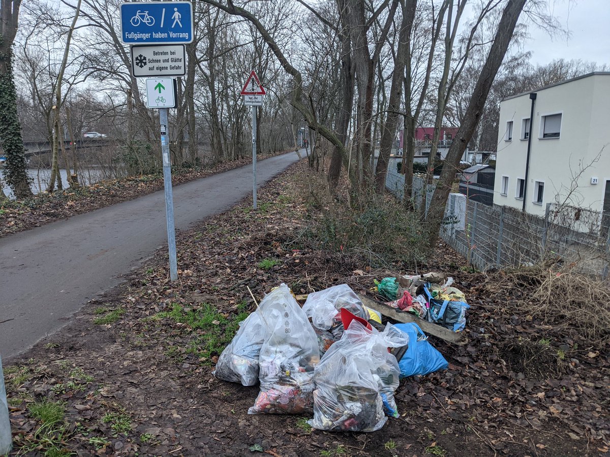 Hallo liebe Twitter Welt! 

Wer seine Nachbarschaft, seinen Kiez und seine Stadt zu einem sauberen Ort machen möchte. Folgt uns einfach! #Umweltschutz 

<a href="/BSR_de/">Berliner Stadtreinigung (BSR)</a> <a href="/CleanupNetwork/">Cleanup Network</a> @SenUVKBerlin <a href="/Umwelthilfe/">Deutsche Umwelthilfe</a> <a href="/NABU_Berlin/">NABU Berlin</a> <a href="/BUND_Berlin/">BUND Berlin</a> <a href="/gruene_berlin/">GRÜNE BERLIN</a> <a href="/gjberlin/">GRÜNE JUGEND Berlin</a> <a href="/TspLeute/">Tagesspiegel Bezirke</a>