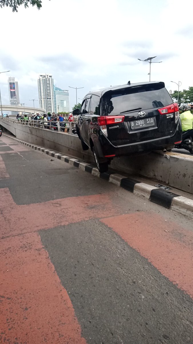 15.50 Mobil Kijang Inova Hitam nopol B 2990 SID menabrak pembatas jalan didpn Balai Kartini Jaksel arah Cawang lalin tersendat sedang penangan Polri