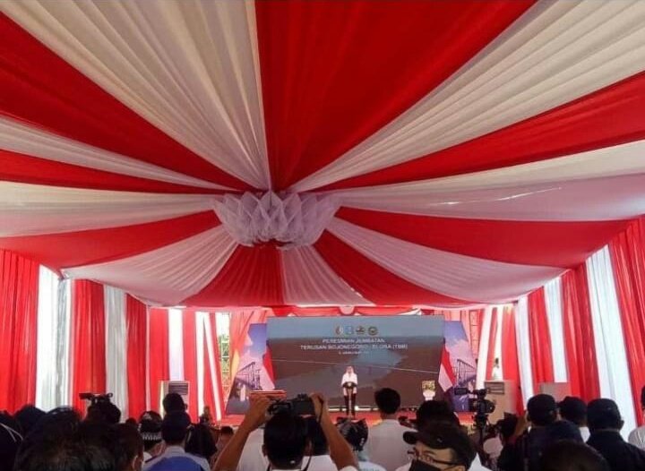 Apa yg kontras dari dua photo tersebut ?
<a href="/jokowi/">Joko Widodo</a>
<a href="/OmbudsmanRI137/">Ombudsman RI</a>
<a href="/ganjarpranowo/">Ganjar Pranowo</a>
<a href="/sudjiwotedjo/">Jack Separo Gendeng</a>
<a href="/NUgarislucu/">NU Garis Lucu</a>
Kalo rakyat dikit2 kena pasal, tp kalo yg ada dijajaran pemerintah kayaknya adem ayem..

From this :                                    To This :