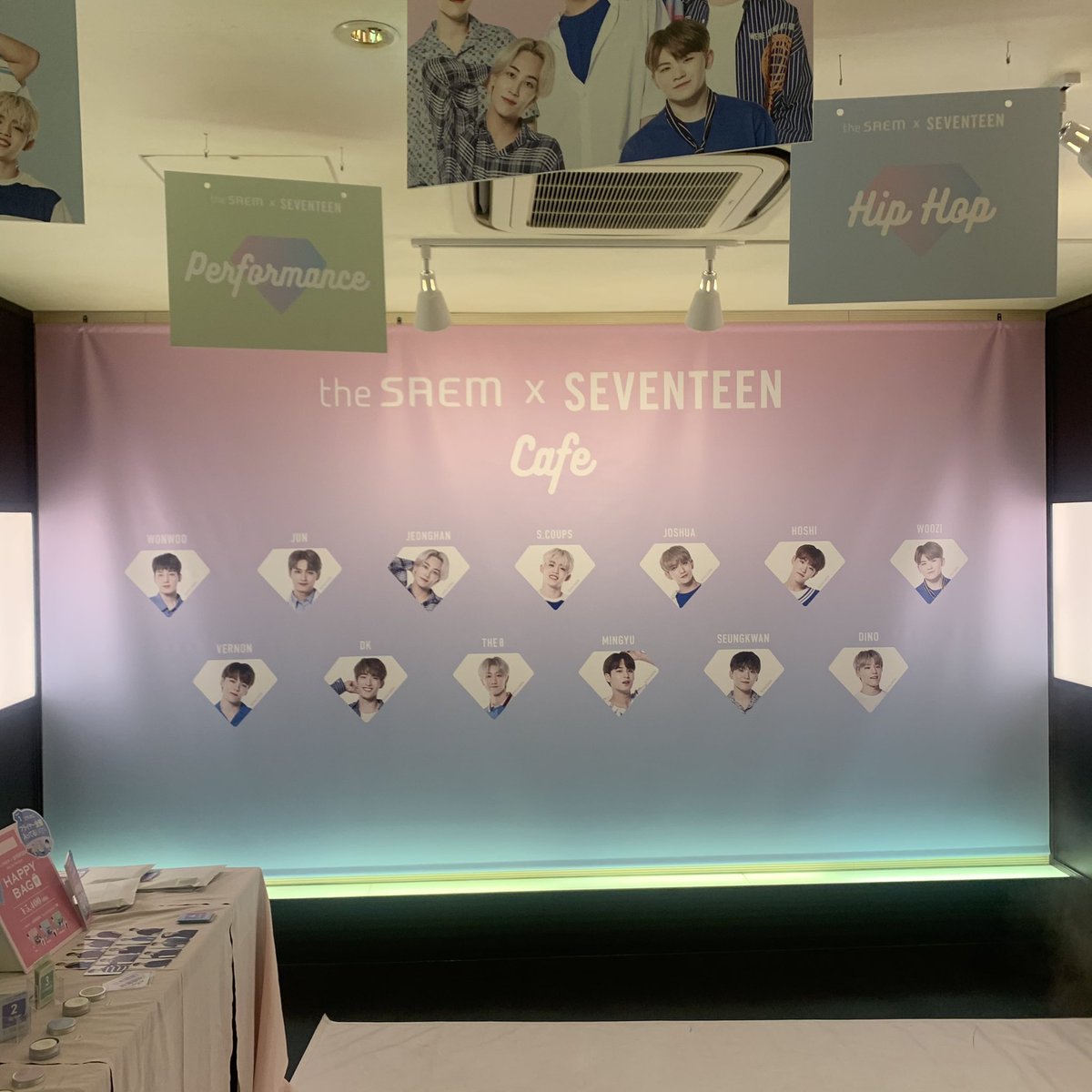kwonairi's tweet photo. ザセムのカフェ行ってきたみょ~ん♥
#theSAEM_SEVENTEEN
#poster_performance https://t.co/xxuxRZXuZg