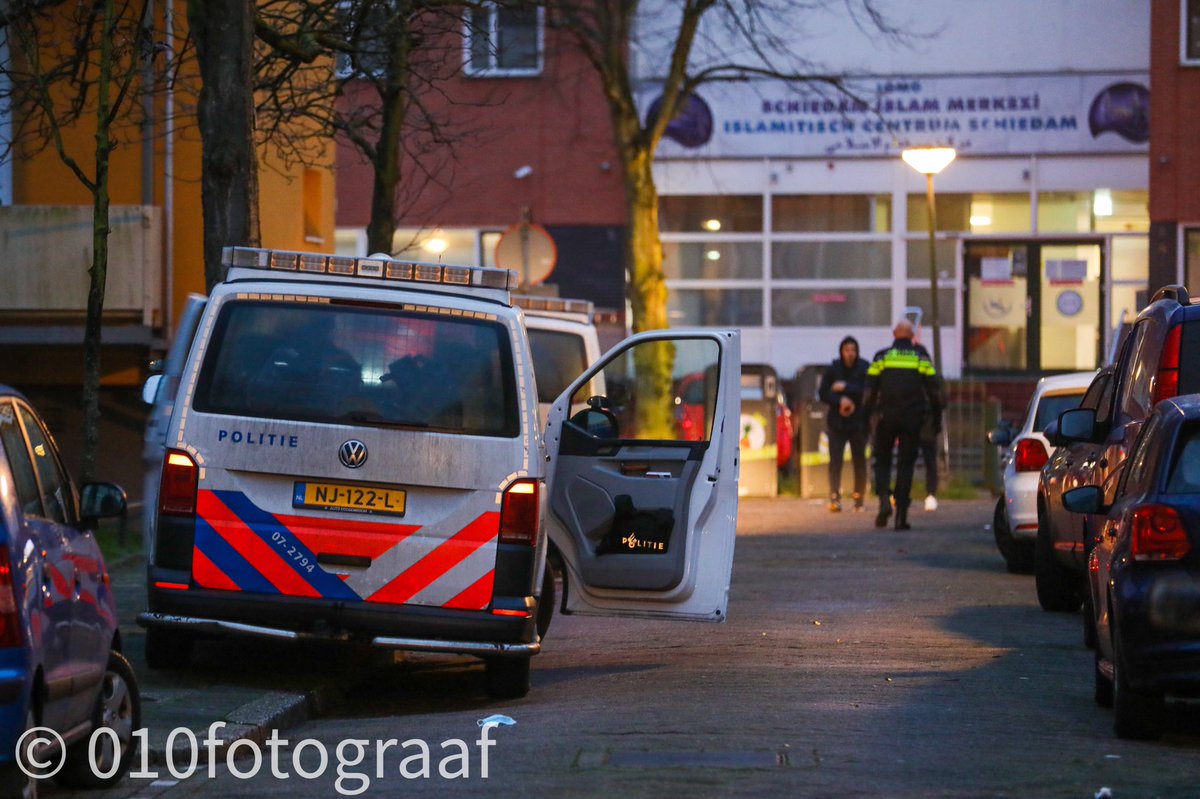 De politie heeft vanmorgen een "verjaardagsfeestje" beëindigd aan de Schaperlaan in Schiedam. In de woning waren een tiental personen aanwezig. De eigenaresse is aangehouden, omdat zij weigerde het feest te beëindigen.