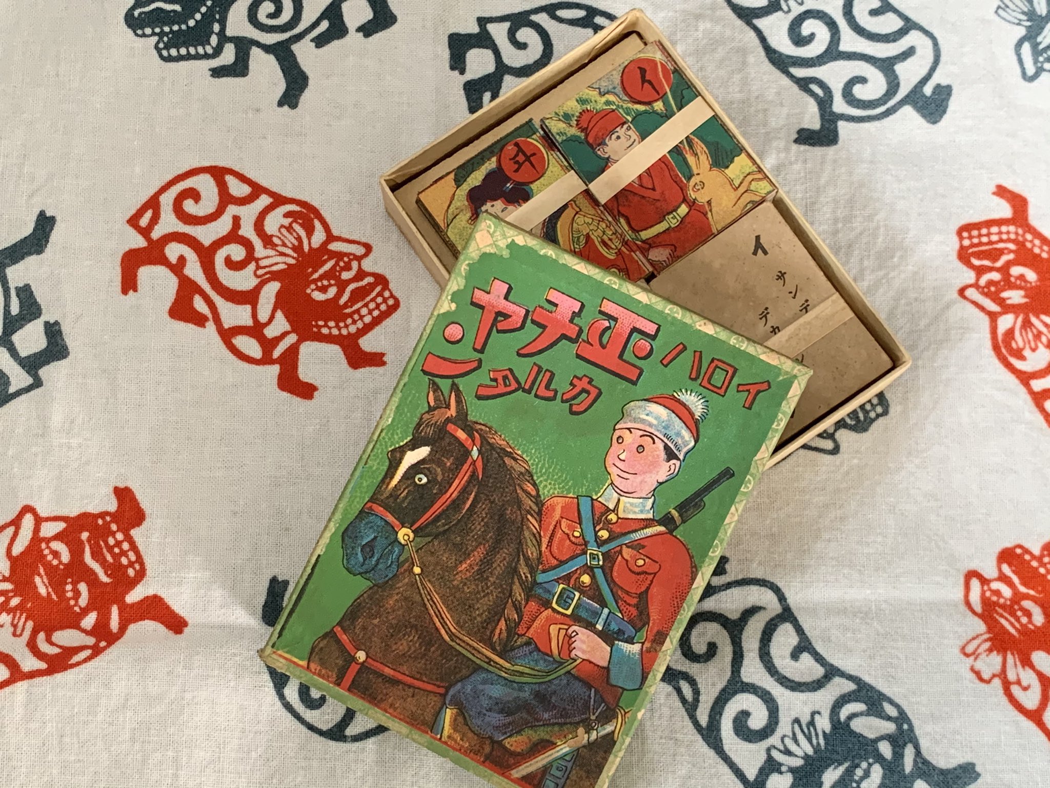 ビリケン商会 ビリケンギャラリー 出版 月火定休 画像は戦前の正ちゃんかるた 上の子が３歳の頃作ったおばけかるた そして現存するわが家の歴代かるた 子どもが小学生に入る頃にかるたは卒業 お正月のボードゲームはドンジャラ 人生ゲーム Uno