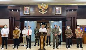 "Organisasinya sudah dilarang, kapan para pengurus dan anggotanya ikut diangkut?"Ketua BNPT hadir saat pengumuman itu, demikian juga ketua PPATK.