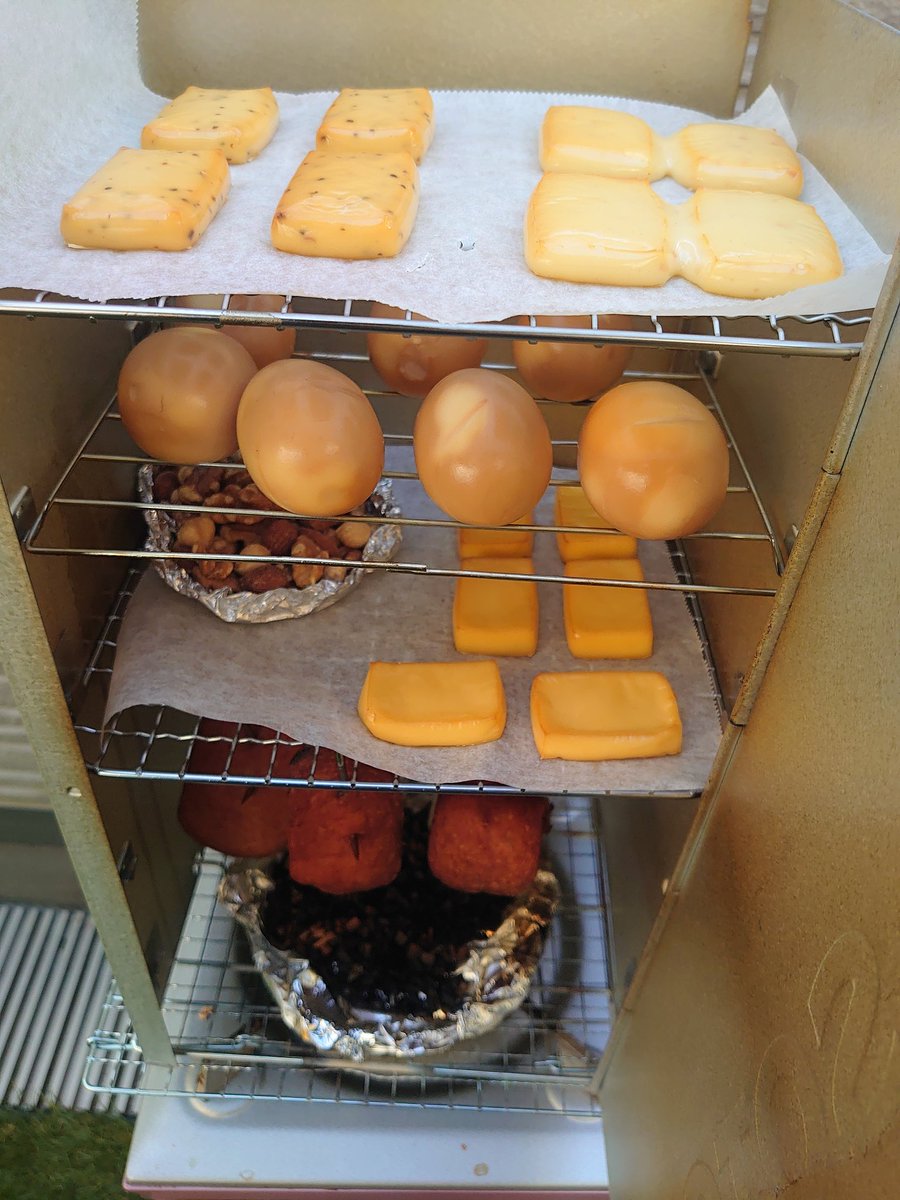 ﾘｼﾖｳ V Twitter チーズにたまご ナッツにスパムの燻製出来上がり サラミ入りチーズはくっついてしまった W