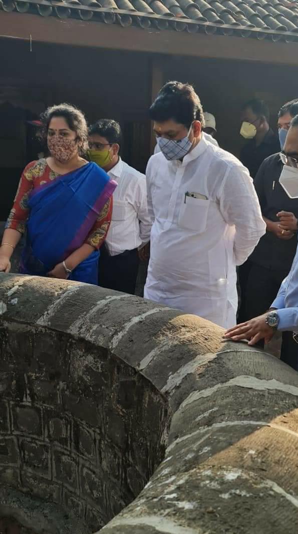 dhananjay_munde's tweet photo. पुण्यातील ऐतिहासिक फुले वाडा येथे क्रांतीज्योती सावित्रीबाई फुले यांच्या जयंतीनिमित्त सावित्रीमाई व महात्मा फुले यांच्या स्मारकास अभिवादन केले. स्त्री शिक्षणासाठी पुढाकार घेत त्यांच्या शिक्षण व सक्षमीकरणासाठी त्यांनी आयुष्य वेचले.पहिला महिला शिक्षण दिन या महान कार्यास समर्पित. https://t.co/ncorK3VmQv
