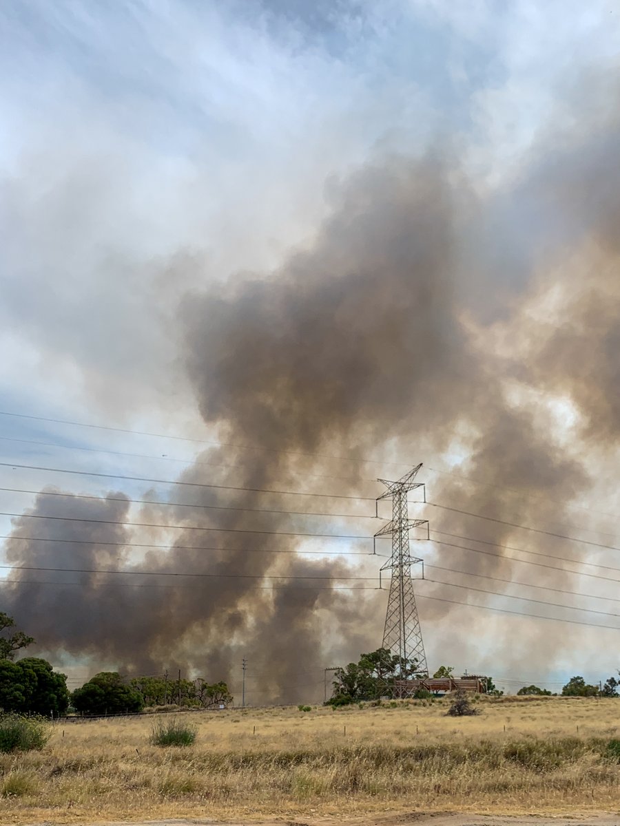 Passing mobile snaps of the #Fire down #kwinana way <a href="/Perth_Today/">Perth Today 🇦🇺</a> #perthnews #Perth