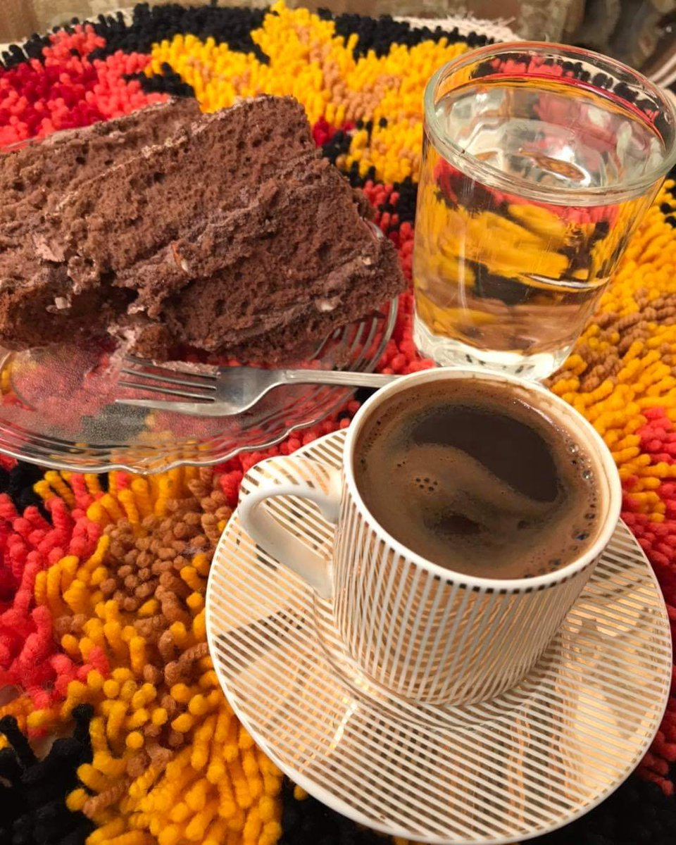 عانقوا كل الأشياء التي تُبقي مزاجكم مُزهراً
 تأملوها وابتسموا ☕💐.  #القهوه