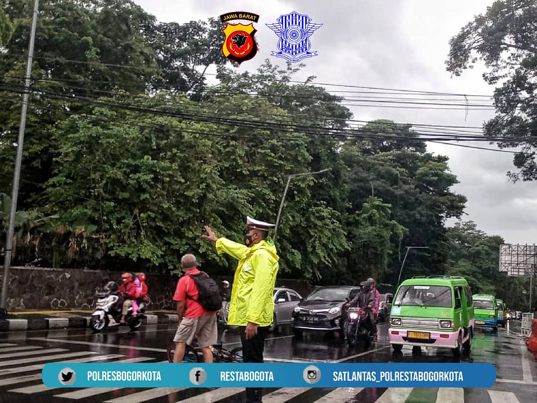 Polrestabogota's tweet photo. Tetap berhati-hati apabila berkendara pada kondisi hujan dan jalan basah.
Kurangi kecepatan dan atur jarak aman kendaraan dua kali lipat dari kondisi normal (jalan kering).

Waspada jalan licin. https://t.co/yMVqtMMxNM