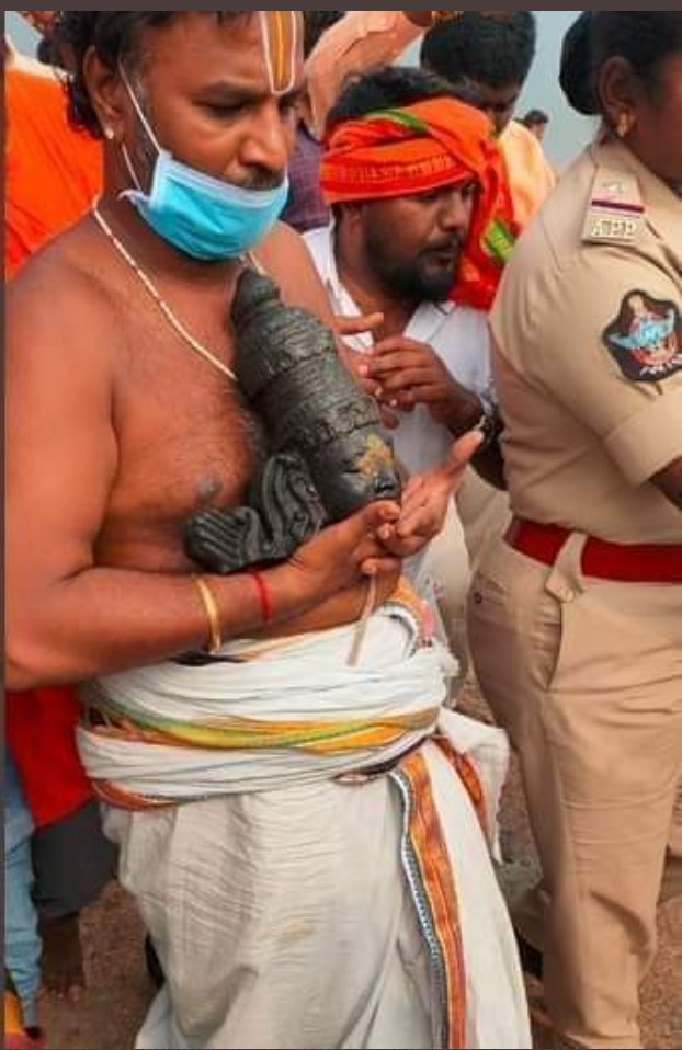 OFBJPUK's tweet photo. @OFBJPUK with #IndianDiaspora r concerned regarding the attacks on #HinduTemples in #AndhraPradesh.
Where is the #IntoleranceGang #AwardWapsiGang #SecularFlagBearers?
Y do V c no voice raised by #Bollywood Celebs on this?
What is #Andhra Govt doing?
An investigation is a must! https://t.co/nH30mjxf8B