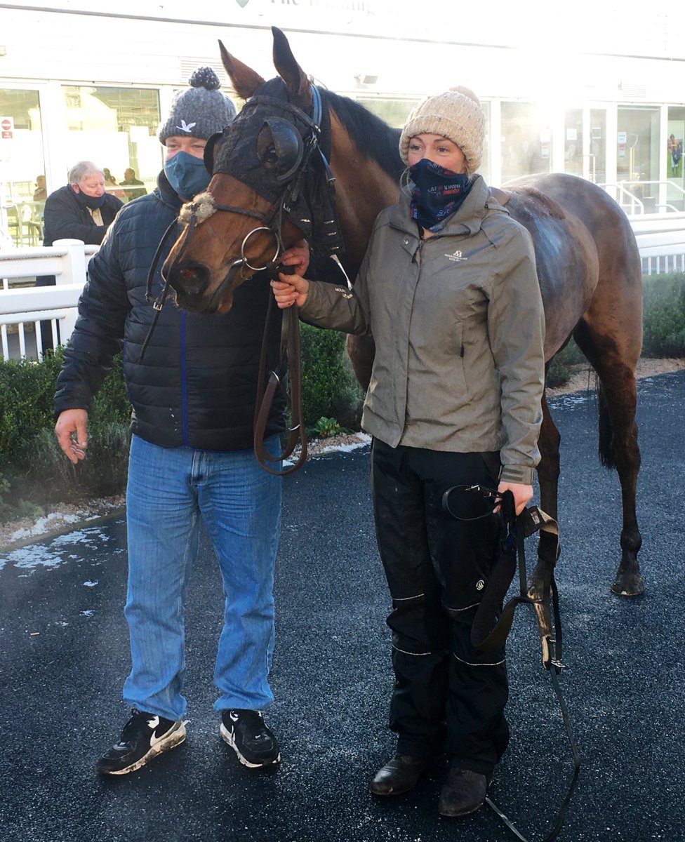 OLIVER’S ISLAND wins the @MillbryHill Handicap Hurdle under @AaronAndo91 for owner/trainer @SeanConRacing - congratulations! 🥇