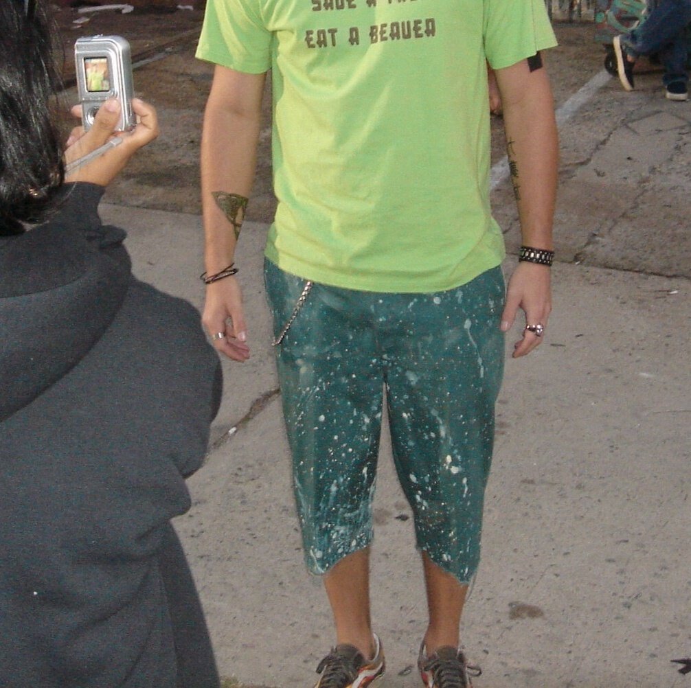 Ups I missed an important part of the outfit. Those trousers????!!! I want those and I am not kidding! Bonus points: arm tattoo, chain, rings, bracelets and the HQ camera taking a picture of him)