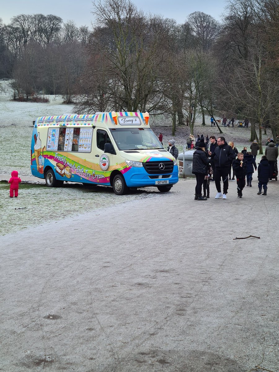 gavmacn's tweet photo. -3 in Glasgow and an ice cream van has turned up. https://t.co/7HfHa3LZ3u