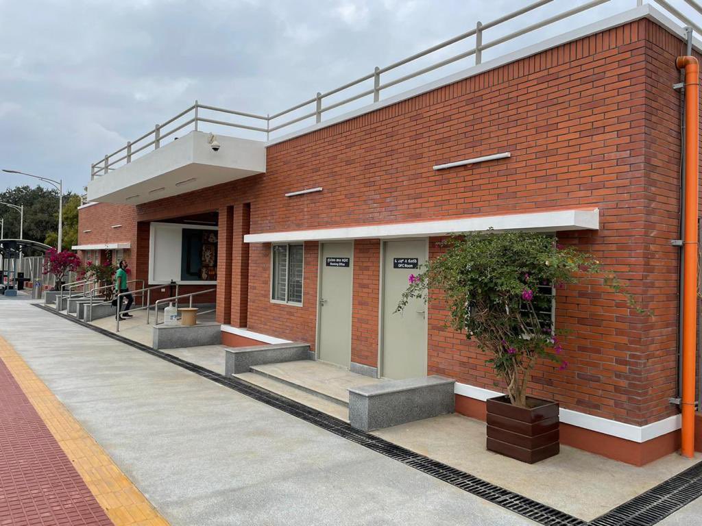 PiyushGoyal's tweet photo. Kempegowda International Airport Halt Railway Station in Bengaluru, Karnataka is all set to serve travelers from 4th January.

This will go a long way in enhancing last-mile connectivity to Bengaluru airport, benefit lakhs of people and reduce the traffic congestion drastically. https://t.co/tXoWiwyzqg