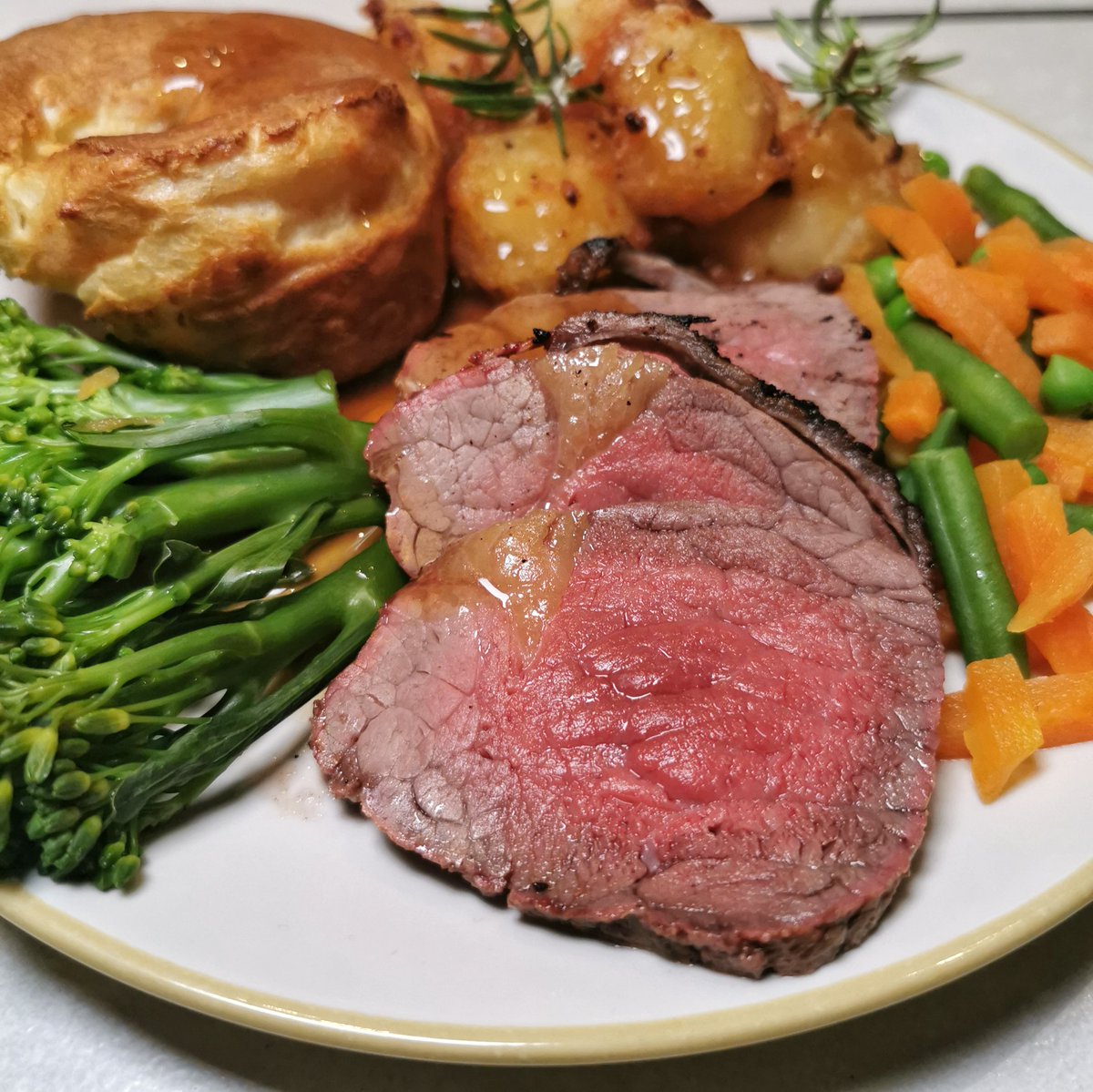 The <a href="/spice_punch/">Spice_Punch</a> guys dry aged some beef for 97 days recently and kindly gave us a little joint to cook up. Seasoned with salt and into the <a href="/KamadoJoe/">Kamado Joe</a> and this is what we got. Lovely aged flavour and nice and tender too 👌🏻